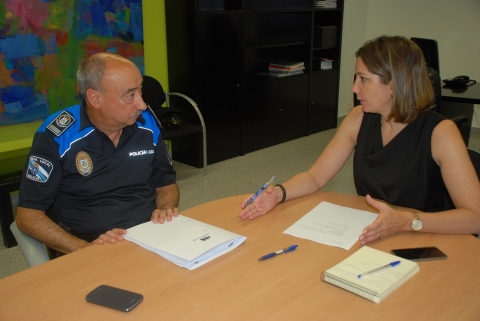 Foto de arquivo dunha reunión mantida entre a Alcadesa e o Xefe da Policía Local