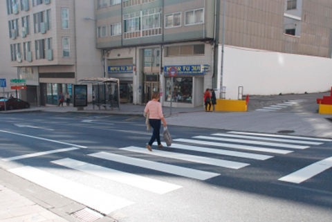 O Concello atende as demandas dos veciños da Avenida da Coruña e repinta un paso de peóns para garantir a seguridade viaria   