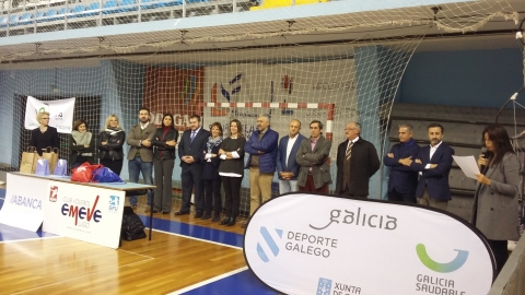La Alcaldesa, y miembros de la Corporación Municipal, en la presentación de la nueva temporada del Club de Voleibol Emevé, con el que colabora el Ayuntamiento