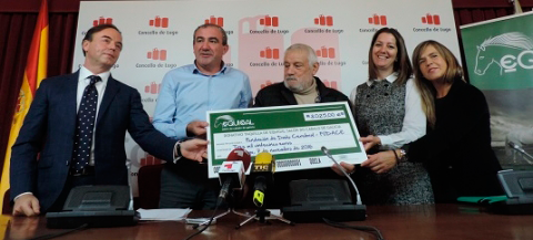 Lara Méndez e Darío Campos entregan a FUDACE un talón de 3.025 euros, do recadado pola entrada ao I Salón do Cabalo en Familia, co que colaboran as entidades local e provincial