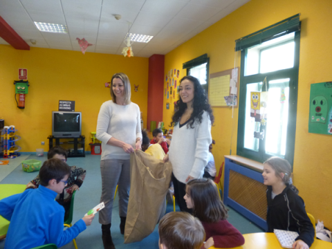Lara Méndez e Ana González Abelleira entregan agasallos aos nenos e nenas que participan no programa Aprende xogando