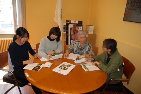 Tres alumnas universitarias de Japón tradujeron en el Ayuntamiento información turística de Lugo al japonés