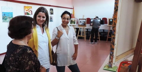 Lara Méndez y Ana Abelleira conocen los trabajos realizados en los talleres de animación sociocultural de la Milagrosa