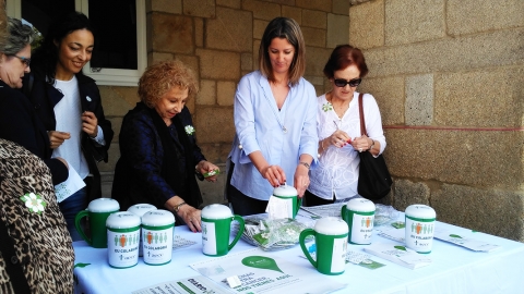 La Alcaldesa participa en la campaña de colecta de fondos para investigación de la Asociación Española contra el Cáncer