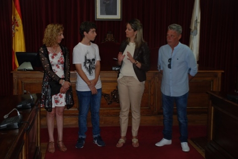 La Alcaldesa recibe al cantante lucense Edgar Bao, semifinalista en el programa La Voz Kids