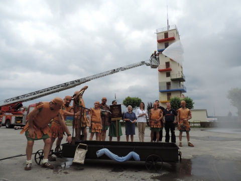 El Arde Lvcvs homenajea a los bomberos, exponiendo en esta edición una bomba hidráulica en a Castra