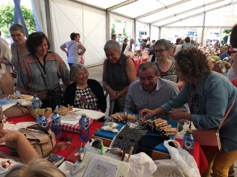 300 artesáns amosan ao vivo a arte do encaixe coa 1ª xuntanza de palilleiras na cidade de Lugo
