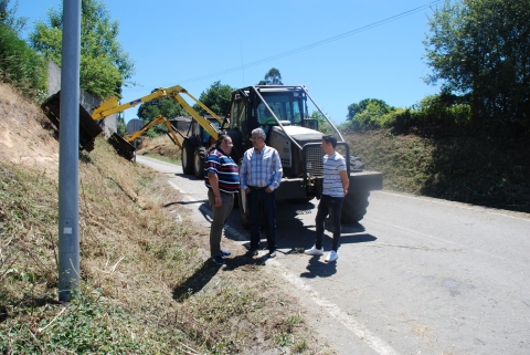 El Ayuntamiento despeja de maleza de las carreteras de las 54 parroquias del rural con el Plan de Roza