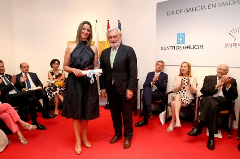 A Alcaldesa recibe na Casa de Galicia un recoñecemento pola súa traxectoria e implicación con este centro