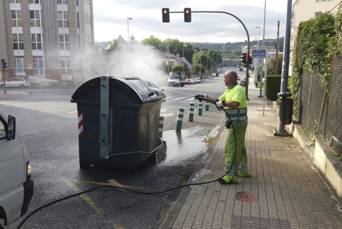 O servizo de limpeza lava os 1.200 contedores de lixo de Lugo