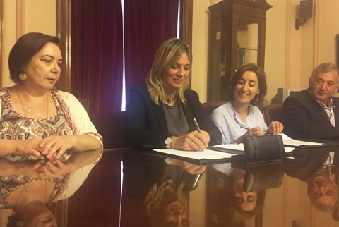 Ana Prieto asina un convenio de colaboración con FAPACEL para achegar o coñecemento sobre Europa á comunidade escolar a través de actividades