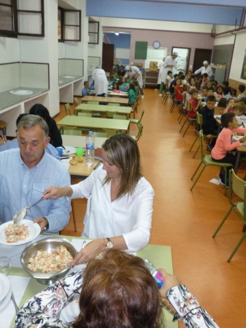 El Gobierno del Ayuntamiento asume el servicio de comedor escolar, que beneficiará en este curso a más de 500 niños y niñas