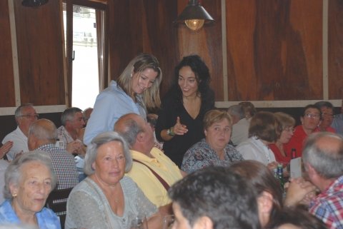 La Alcaldesa y la Concejal de Bienestar comparten con los mayores un almuerzo de convivencia 