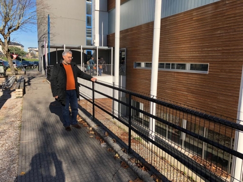 O Concello renova as varandas de seguridade das instalacións deportivas municipais de Frigsa