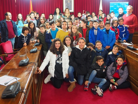 Medio centenar de niños y niñas de tres colegios de la ciudad participan en un encuentro de participación infantil