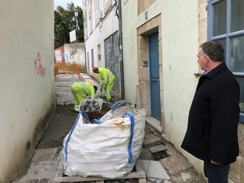 O Concelleiro de Infraestruturas Urbanas supervisa as obras de pavimentación de parte do Carril dos Fornos