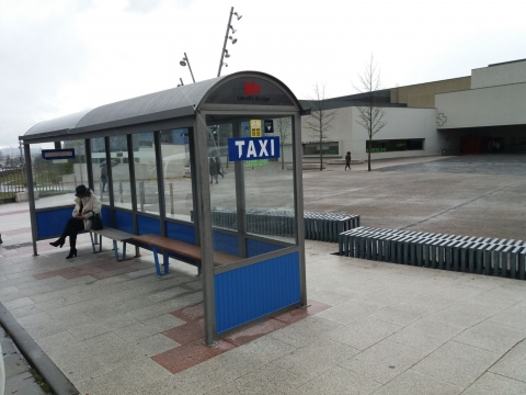 Ampliadas as marquesiñas de bus e taxi da contorna do HULA, coas que o Concello garante un espazo cuberto ás persoas usuarias destes servizos públicos