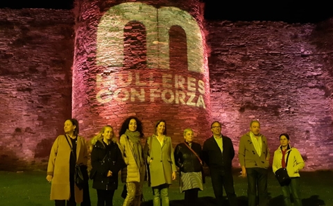 O Concello converte a Muralla no símbolo da fortaleza das mulleres coa acendido do monumento en violeta e a proxección da marca cidade Mulleres con Forza