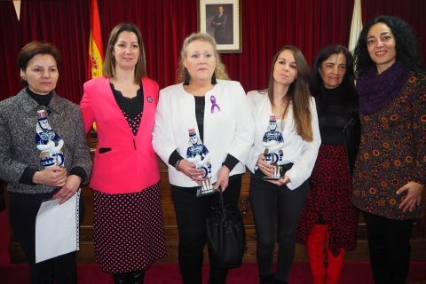 El Ayuntamiento entrega el premio Entre Mulleres en reconocimiento de la lucha feminista, “el único instrumento real para llegar a la igualdad”