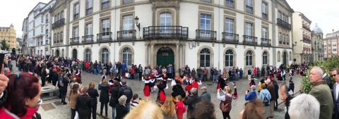 El Festival de Danza y Música Tradicional de las Niñas y Niños de Lugo llena la Praza Maior en el Día das Letras Galegas