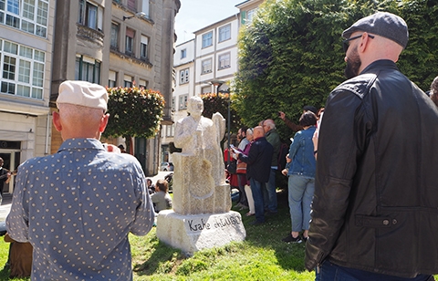 Javier Krahe ya tiene su propia escultura en la ciudad, a la que Lugo le ha dado la bienvenida con una actuación Musical
