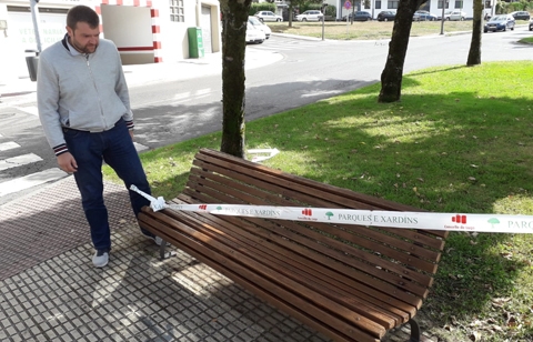 Álvaro Santos supervisa o mantemento duns 200 bancos e doutro mobiliario urbano situado en zonas verdes da cidade