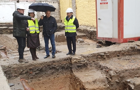 Lara Méndez e Miguel Couto visitan os achados arqueolóxicos atopados recentemente en Santo Domingo