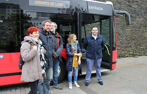 Rubén Arroxo presenta dos nuevos buses para el servicio de transporte urbano