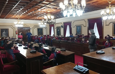 La alcaldesa de Lugo recibe en el Ayuntamiento al alumnado del CEIP Divina Pastora
