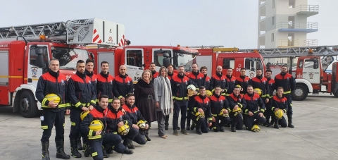 La alcaldesa, Lara Méndez, asiste a la toma de posesión de 23 bomberos que reforzarán el servicio municipal