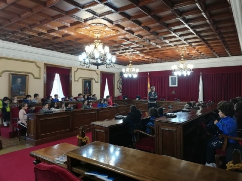 A alcaldesa de Lugo recibe no Concello ao alumnado do CEIP María Auxiliadora