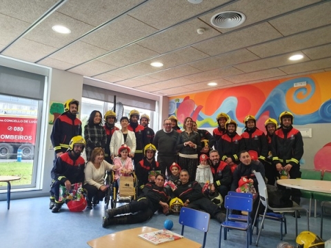 O corpo de bombeiros de Lugo visita a área de pediatría do HULA con agasallos para os nenos e nenas que non poderán pasar a noite de Reis nas súas casas
