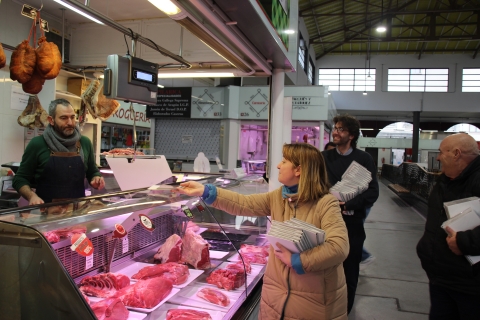 Cristina López entregó el calendario del 2020 en la Praza y en el Mercado Municipal
