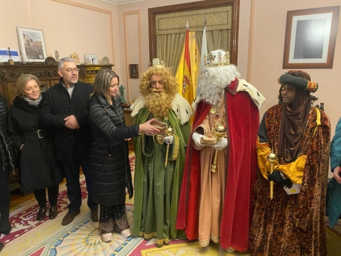 A alcaldesa de Lugo, Lara Méndez recibe os nenos e nenas de Lugo acompañada dos Reis Magos de Oriente