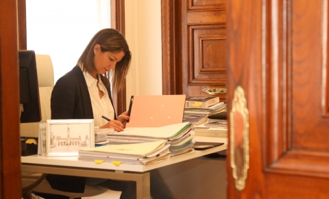 Lara Méndez asina un decreto que garante que as empresas que prestan servizos no Concello non teñan que recorrer a despedimentos