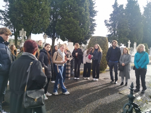 Un grupo de estudantes daneses de intercambio visitan o Cemiterio Municipal
