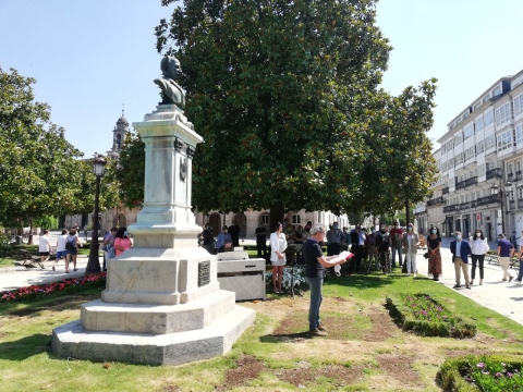 Finaliza el proceso de traslado del busto de Xoán Montes a la praza Maior