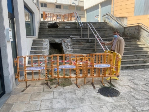 Medio Ambiente inicia la reparación del firme en la calle Ángelo Colocci nº27 y en la calle Aquilino Iglesias Alvariño nº6