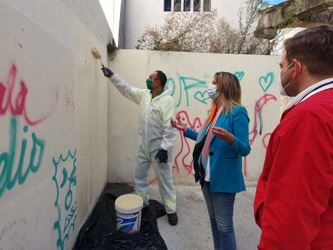La alcaldesa de Lugo supervisa tareas de limpieza de pintadas