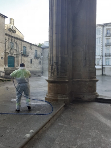 O concello finaliza as tarefas de limpeza na Catedral de Lugo, e condena os actos vandálicos que danan o Patrimonio