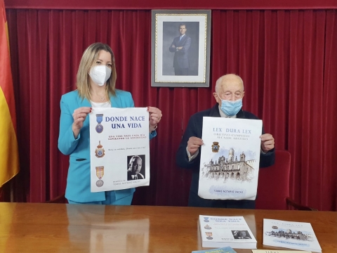 Lara Méndez reconoce la figura de Notario Vacas durante la presentación de sus libros de memorias en el Salón de Plenos del Ayuntamiento