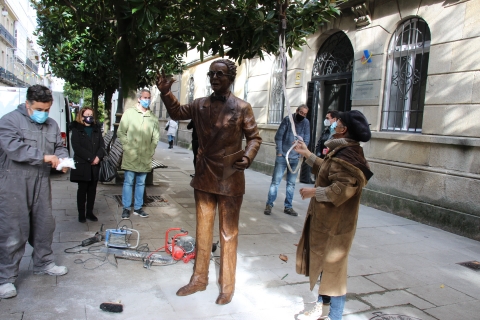 Instálase a estatua de Castelao pola conmemoración dos 100 anos da revista Nós