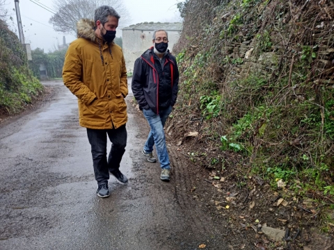 Rubén Arroxo e Alexandre Penas visitan os traballos de limpeza de cunetas en Castelo