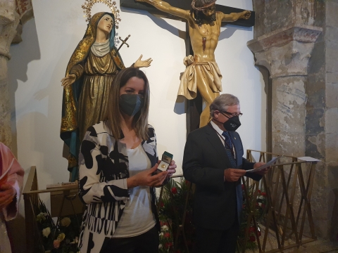 A alcaldesa de Lugo recibe a insignia de ouro da Confraría do Santo Cristo do Perdón e Nosa Señora da Piedade