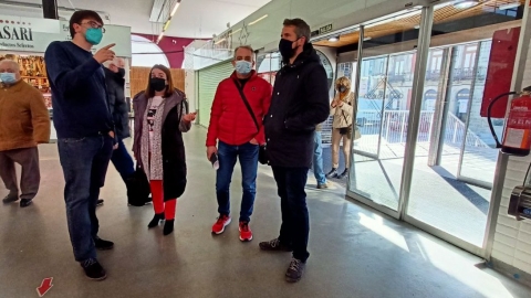 Rubén Arroxo y Cristina López visitan la Praza de Abastos con integrantes de la cooperativa A Carqueixa