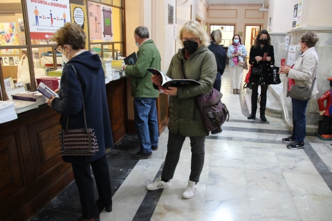 350 persoas recibiron un libro do Fondo Bibliográfico Municipal polo día do libro