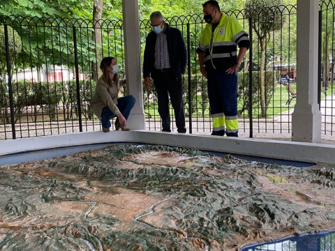 Lara Méndez recupera o Mapa da Península Ibérica do Parque de Rosalía co que moitas xeracións de lucenses aprenderon xeografía