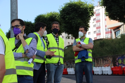 Rubén Arroxo visita con estudiantes de Ingeniería la construcción de la rotonda de San Eufrasio