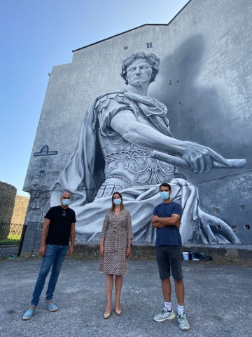 Lara Méndez acompañó a Diego As en la última pincelada del graffiti de Julio César, “que es ya una obra icónica de Lugo”