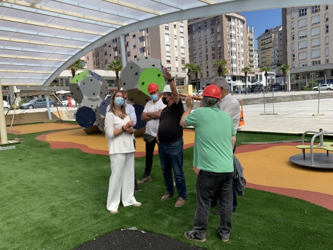 Lara Méndez supervisa o avance das obras de cobertura e renovación do parque de Augas Férreas